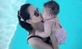Chương Tử Di âu yếm con gái 7 tháng tuổi ở bể bơi