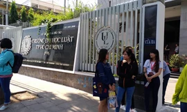 Một sinh viên Trường Đại học Luật TP. HCM vừa bị đình chỉ học một năm do “tàng trữ và đưa vào trường trái phép tài liệu photo vi phạm bản quyền của trường”. 