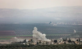 Khói bốc lên từ làng Deir Ballut ở vùng Afrin, Syria sau một cuộc không kích do Thổ Nhĩ Kỳ tiến hành ngày 10/2. (Nguồn: AFP/TTXVN) 