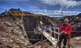 Liều mình khám phá lòng núi lửa 