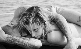 Vợ chồng Justin Bieber thi nhau tung 'ảnh nóng đốt mắt' fan