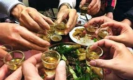 Uống rượu ngày Tết bị ngộ độc nên làm gì?