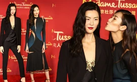 ‘Chân dài’ gốc Hoa tươi rói bên tượng sáp chính mình