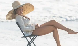 Nàng mẫu Mỹ Chrissy Teigen táo bạo, đầy sức sống trên biển