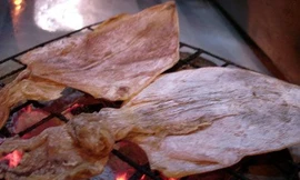 Bỏng nặng do nướng cá mực bằng cồn