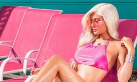 Đường cong 'đồng hồ cát' quyến rũ của em gái Kim Kardashian