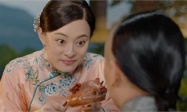 'Năm ấy hoa nở trăng vừa tròn' gây sốt với 'nụ hôn heo quay'