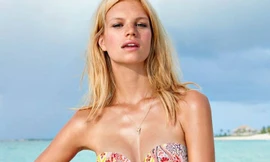 Ngắm ‘thiên thần’ tóc vàng khoe dáng ngọc giữa nắng biển