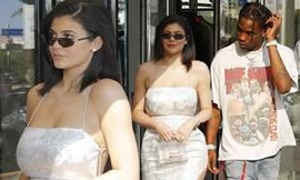 Em út Kim Kardashian gợi cảm sau sinh với váy như... tạp dề