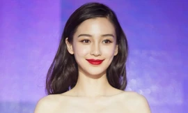 Mỹ nhân Hoa ngữ quyến rũ thanh lịch với son đỏ, đầm đen