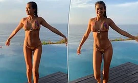 Người đẹp lai cao 1m80 Kelly Gale nóng bỏng ở Bali