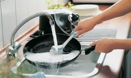 Nên dùng những cọ mềm để sạch rửa chảo chống dính. 