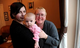 Jessica cùng con gái mới sinh và mẹ ruột