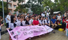 Sôi nổi điểm cầu Olympia Cần Thơ: Đội mưa cổ vũ Nguyễn Bá Vinh