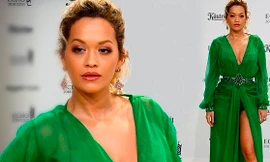 Rita Ora quyến rũ như nữ thần với đầm xẻ cao khoét sâu