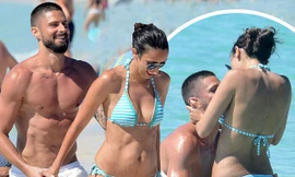 Vợ chồng tiền đạo Pháp say sưa diễn 'cảnh nóng' trên biển