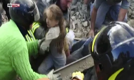 Bé gái 10 tuổi sống sót sau 17 tiếng mắc kẹt vì động đất ở Ý