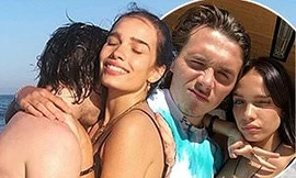 Cậu cả nhà Beckham tình tứ bạn gái hơn tuổi trên biển