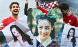 Cựu tiền đạo AC Milan mang ảnh mỹ nữ Tân Cương vào sân cỏ