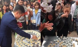 Uống 100 quả dừa khi đi hỏi vợ và loạt thử thách trong ngày cưới
