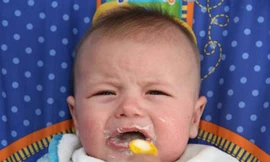 Những kiểu vỗ béo cho con 'dã man' của mẹ Việt