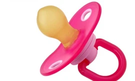 Chọn và sử dụng núm vú giả đúng cách cho bé