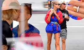 Justin Bieber - Hailey Baldwin ôm hôn, tình tứ không rời ở New York