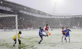 Đá bóng trên tuyết nguy hiểm thế nào với cầu thủ?