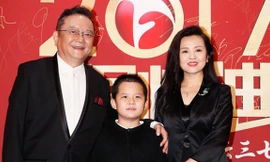 ‘Hòa đại nhân’ Vương Cương phong độ bên vợ trẻ đẹp kém 20 tuổi