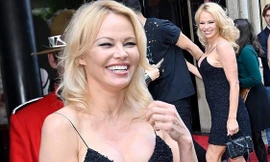 'Quả bom gợi cảm' Pamela Anderson ngoài ngũ tuần vẫn rực lửa