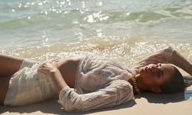 ‘Chân dài’ Hà Lan mặc mỏng manh thả dáng thon trên biển 