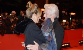 Tài tử Richard Gere đắm đuối bên bạn gái kém 34 tuổi