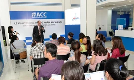 Bác sĩ Wade Brackenbury – giám đốc và là người sáng lập phòng khám ACC giới thiệu về phương pháp mới điều trị thoái hóa cột sống.