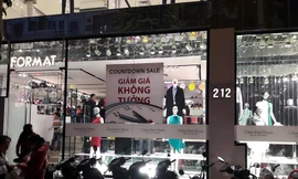 Hình ảnh tấp nập khách hàng mua sắm tại showroom Format số 212 Bà Triệu lúc 0h00 ngày 1/1/2017.