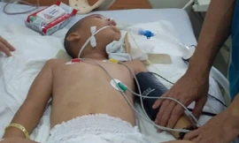 Cậu bé không may bị tai nạn trong lúc trèo cây hiện đang được điều trị tại Chợ Rẫy 