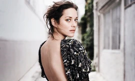 Người tình tin đồn của Brad Pitt khoe lưng trần quá đỗi gợi cảm