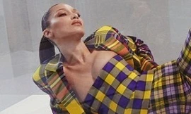 Bella Hadid tạo dáng ấn tượng gợi cảm trong tủ kính
