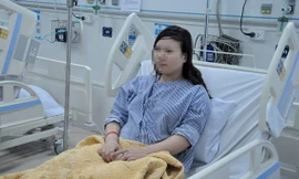 Tự ngậm kẹo và nước đường chữa bệnh, cô gái trẻ phát hiện bệnh hiếm