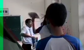 Thầy giáo và nữ sinh đánh nhau trong lớp học đều rất ăn năn