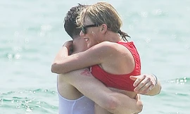 Taylor Swift cùng bạn trai vui vẻ với tiệc bikini trên biển