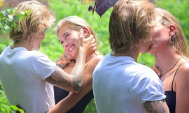 Justin Bieber hôn tình cũ Hailey Baldwin đắm đuối