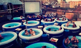 Tắm nước nóng và xem phim ngoài trời lãng mạn ở London