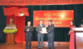 Ông Nguyễn Hoàng Anh (giữa) nhận quyết định phân công của Bộ Chính trị, thôi giữ chức Bí thư tỉnh ủy Cao Bằng để làm Chủ tịch UB Quản lý vốn Nhà nước trong các doanh nghiệp (ảnh: Đất Việt). 