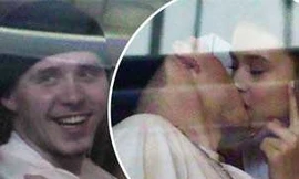 Cậu cả nhà Becks say đắm hôn gái lạ trước tin chia tay Chloe Moretz