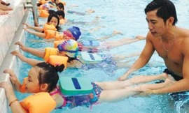 Nên cho trẻ học bơi từ mấy tuổi?