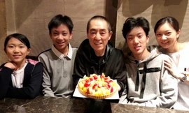 Đạo diễn Trương Nghệ Mưu mừng sinh nhật tuổi 68 bên vợ và các con