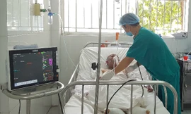 Chị Vân được chăm sóc tại phòng săn sóc đặc biệt Bệnh viện Chợ Rẫy. Ảnh: Lê Phương. 