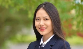 Nữ sinh ngành Luật bất ngờ thành 'hotgirl' khi khoác áo thẩm phán