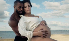 Mẫu béo Ashley Graham chụp ảnh bầu táo bạo bên chồng