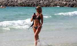 Sarah Harding thu hút mọi ánh nhìn trên biển